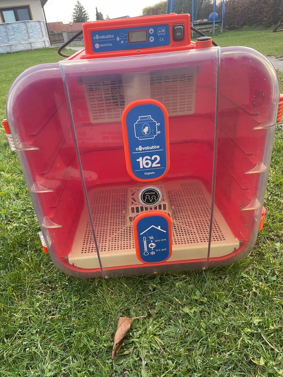 Covattuto poloautomatická líheň na 162 vajec - 2