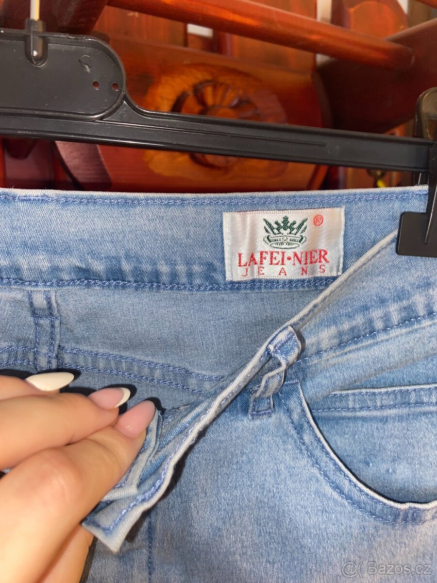 Světlejší modré džíny. - 2