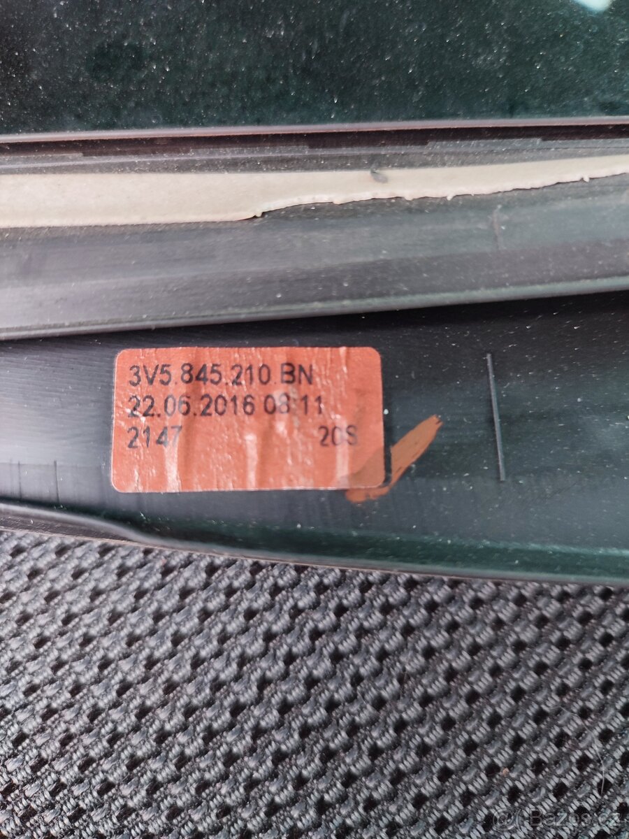 Sklo trojúhelník zadních dveří Superb 3 - 2