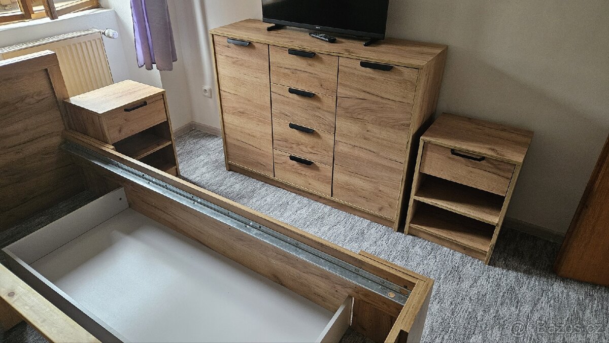 Postel s nočními stolky a komoda - 2