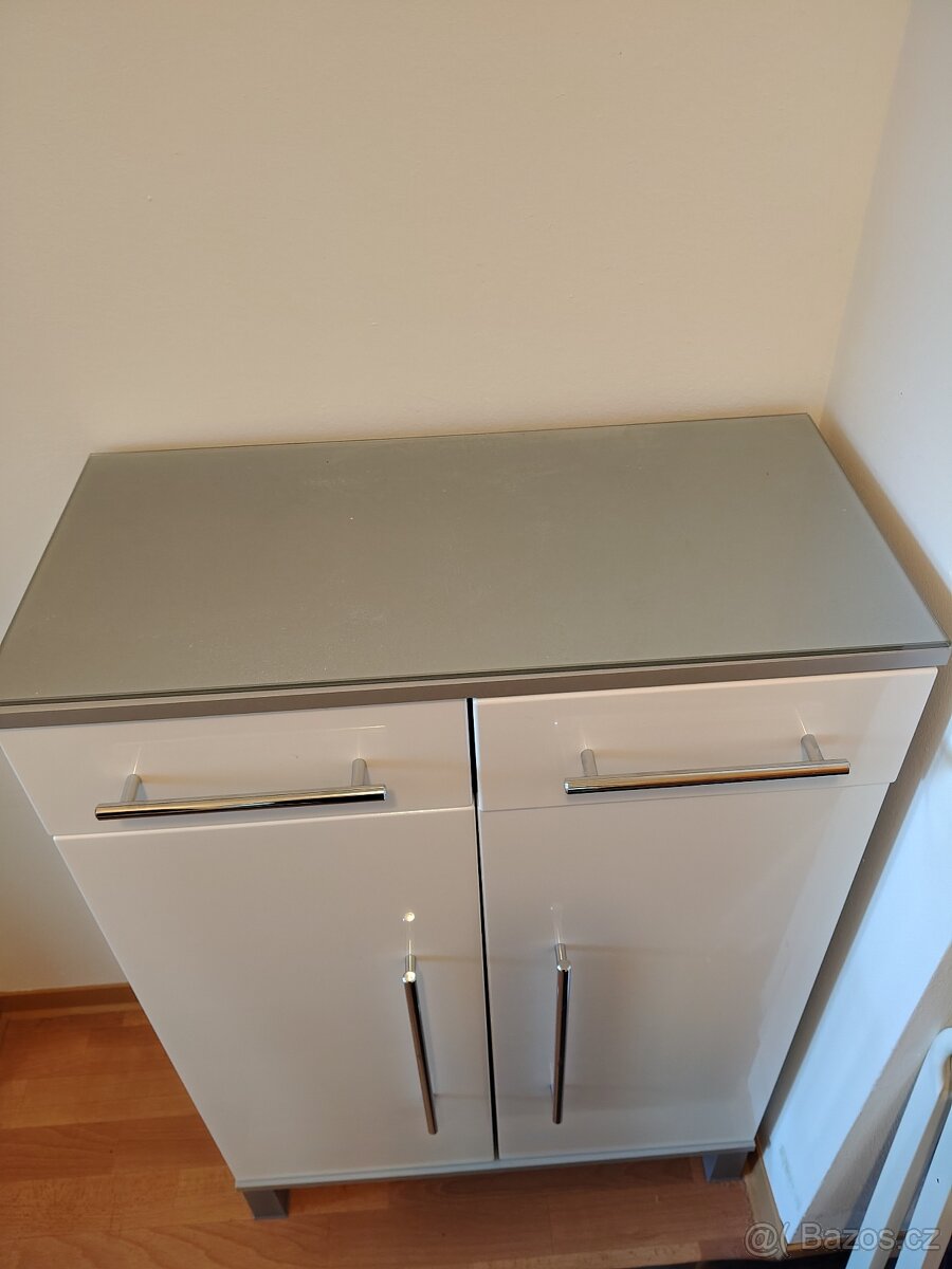 Koupelnová nebo předsíňová skříň v lesku - 2