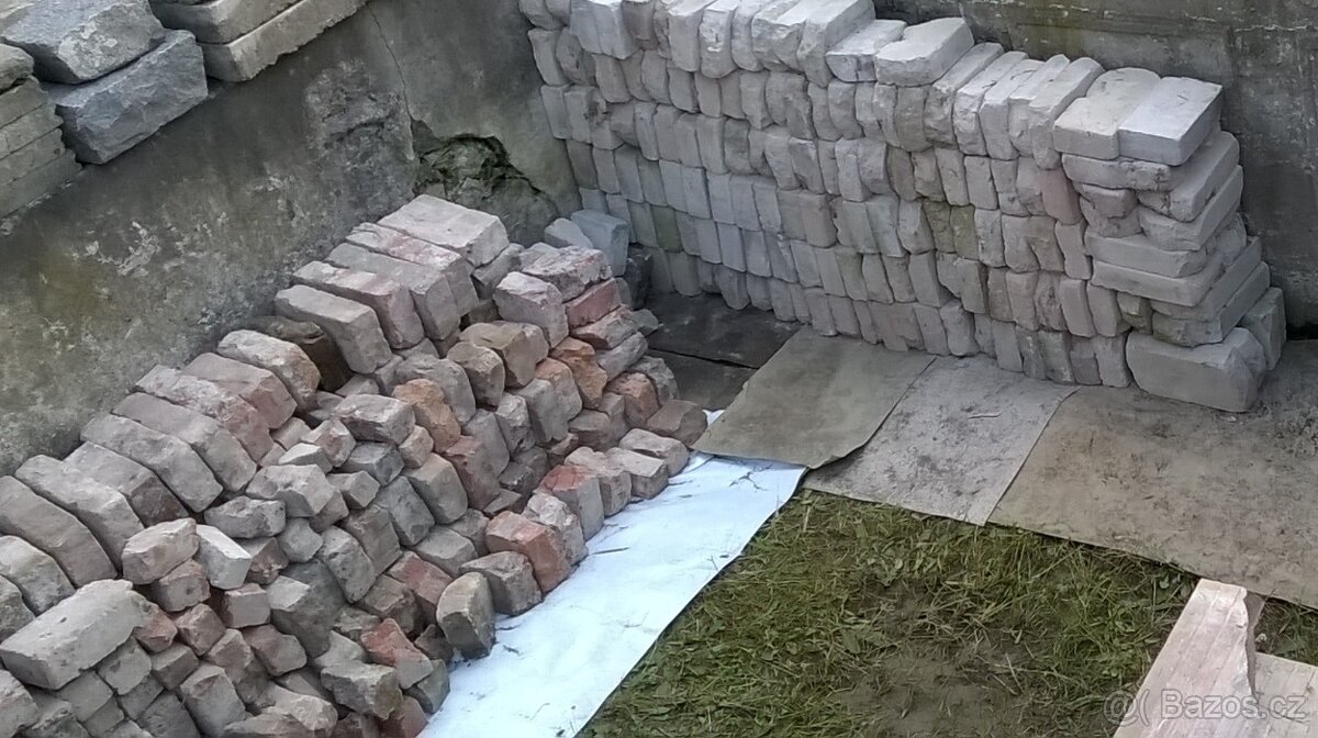 Stavební cihly plné - bílé i červené - 2