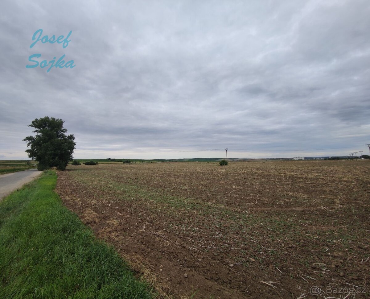 Prodej stavebního pozemku v obci Strachotín, 1749m2 - 2