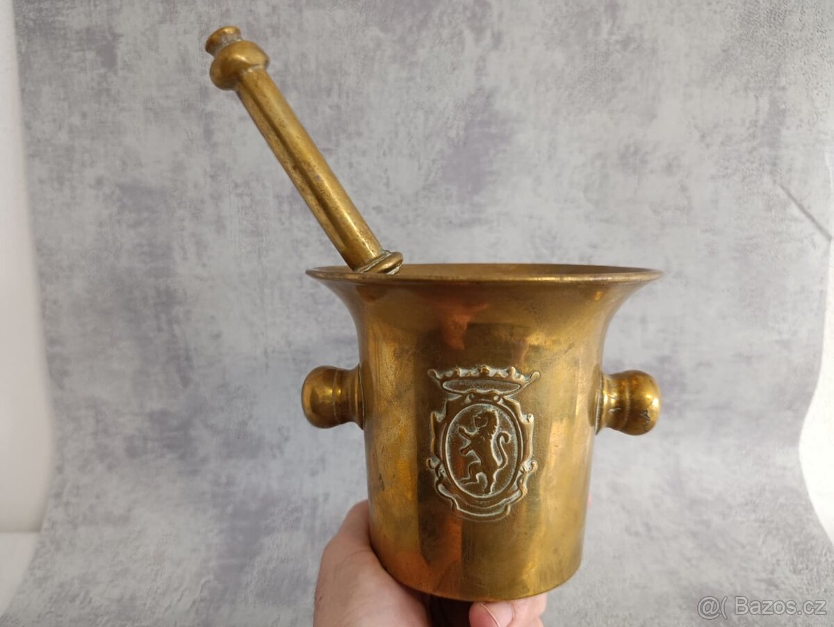 Krásný starý mosazný hmoždíř s erbem a tloikem - 2