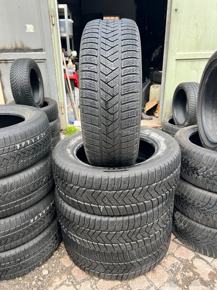 Zimní pneu Pirelli 235/60/18 - 2
