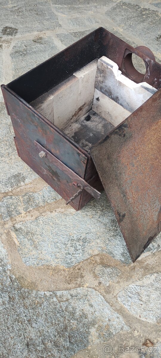 Topeniště k udírně. - 2