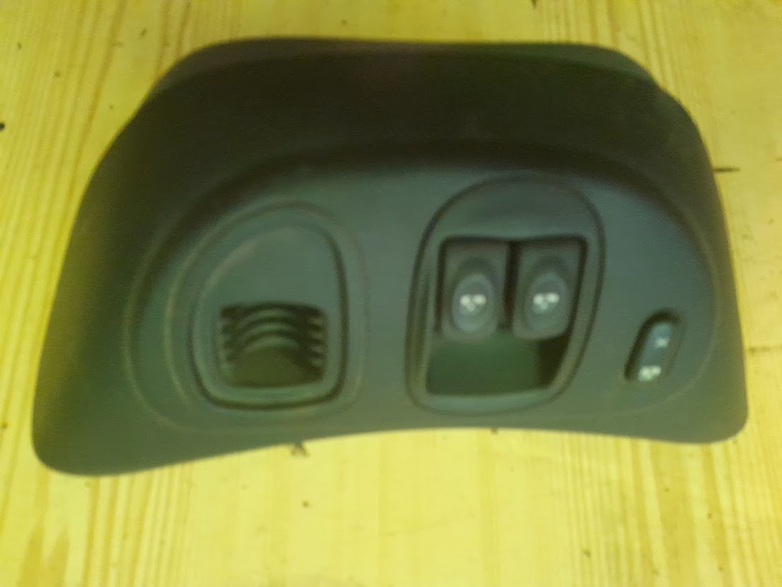 Renault Scenic středový panel s přepínači - 2