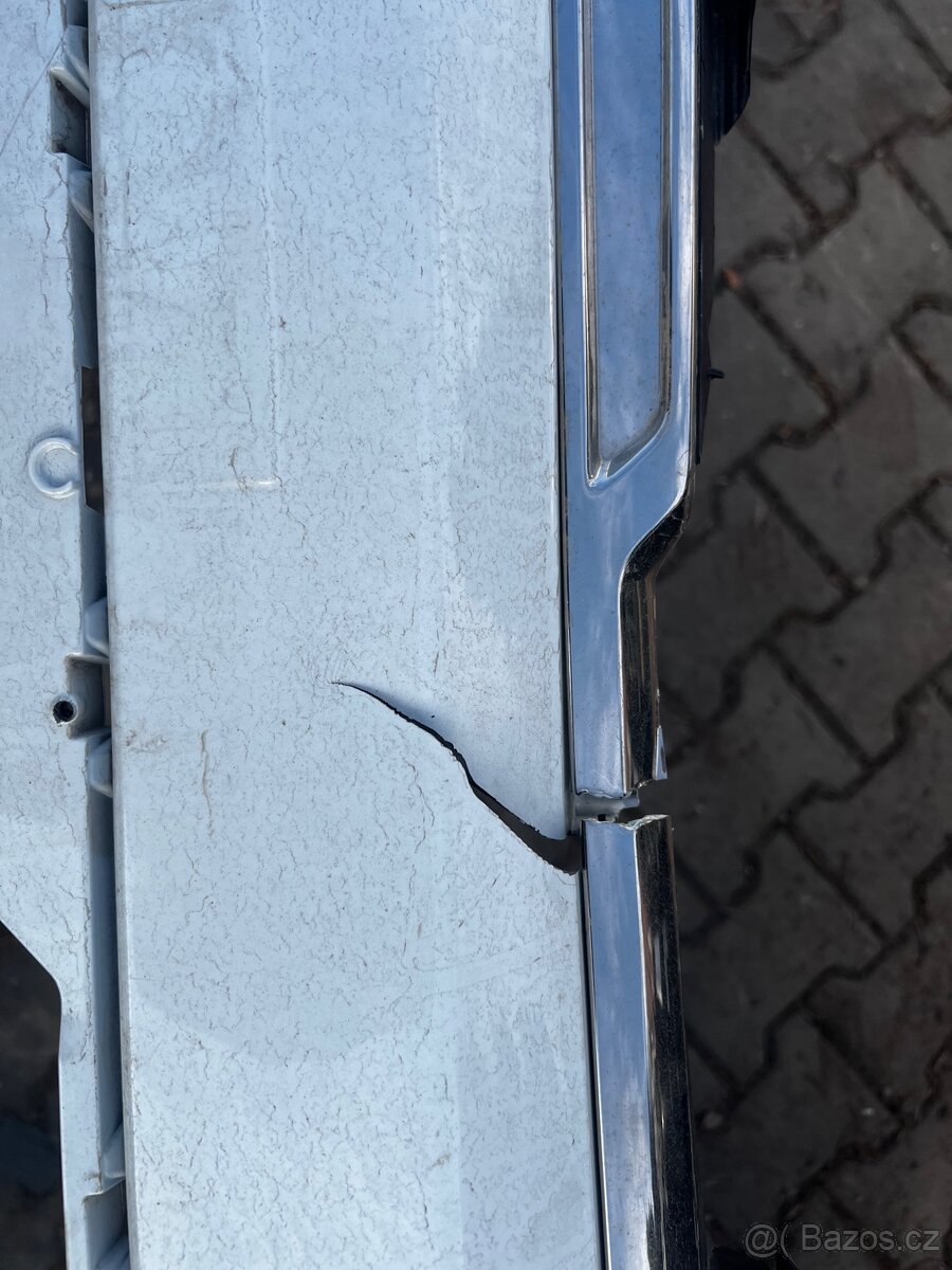 Přední nárazník Renault Trafic -poškozený - 2