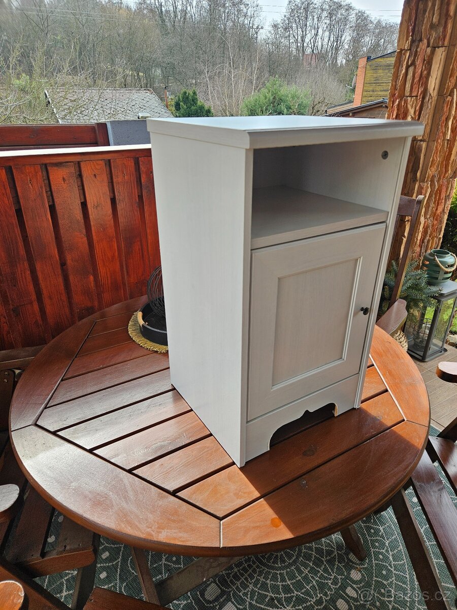 Noční stolek ikea - 2