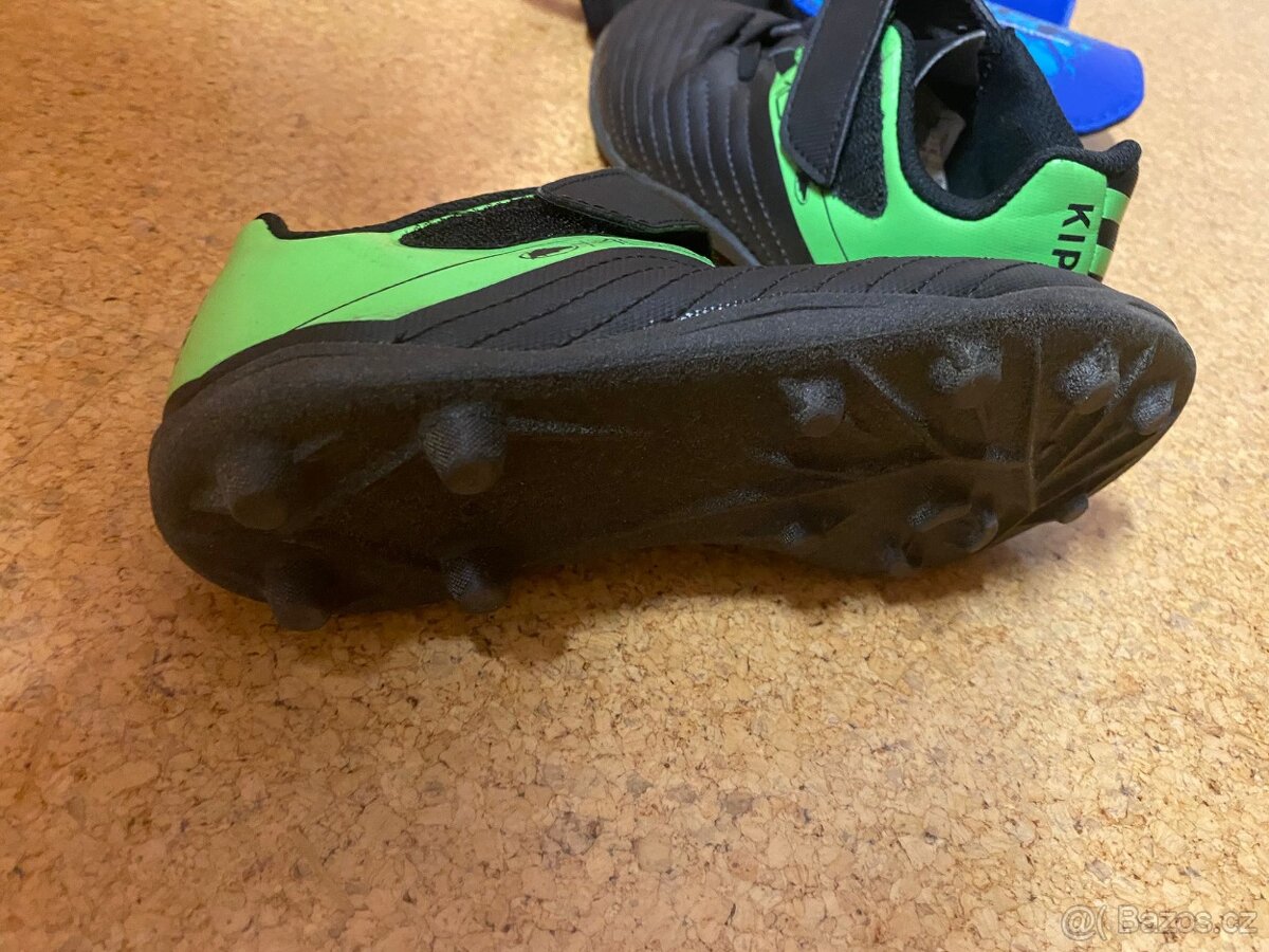 Prodám kopačky, chrániče, rukacice - 2