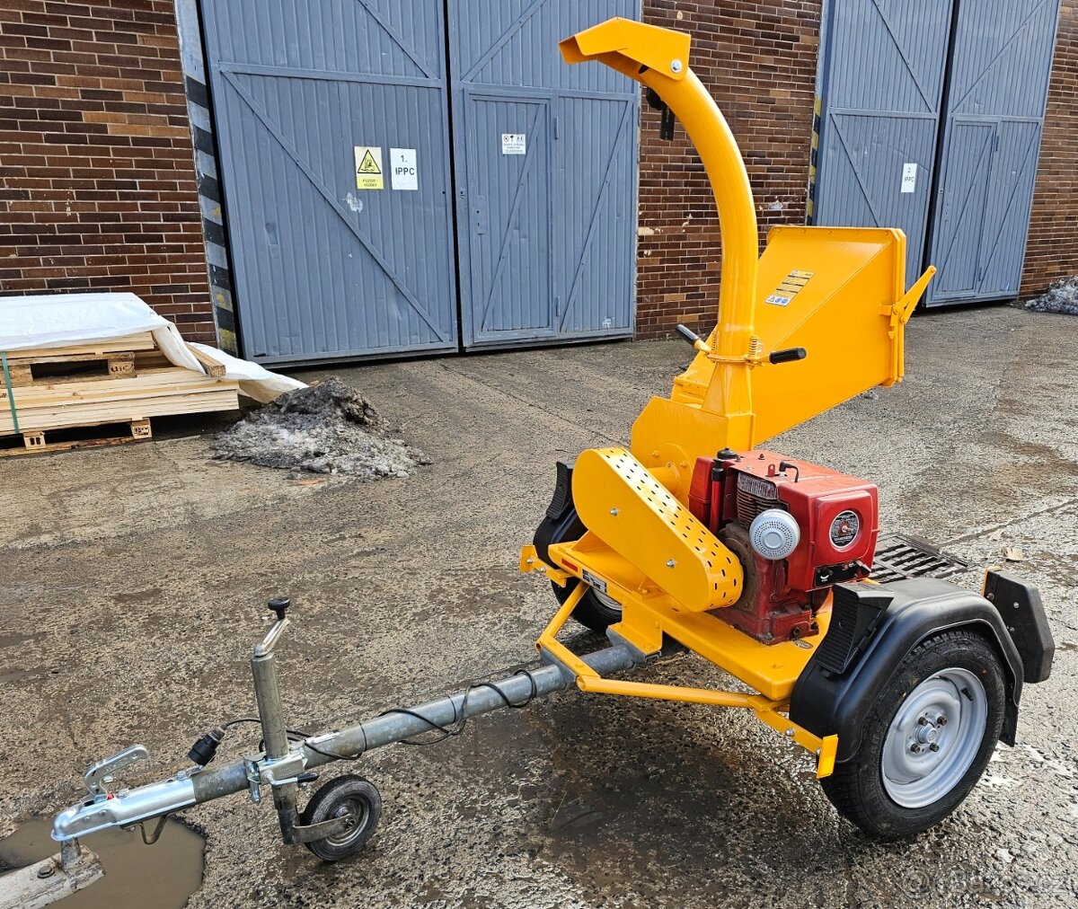 NĚMECKÝ profi ŠTĚPKOVAČ DŘEVA - jako přívěs s SPZ - 2