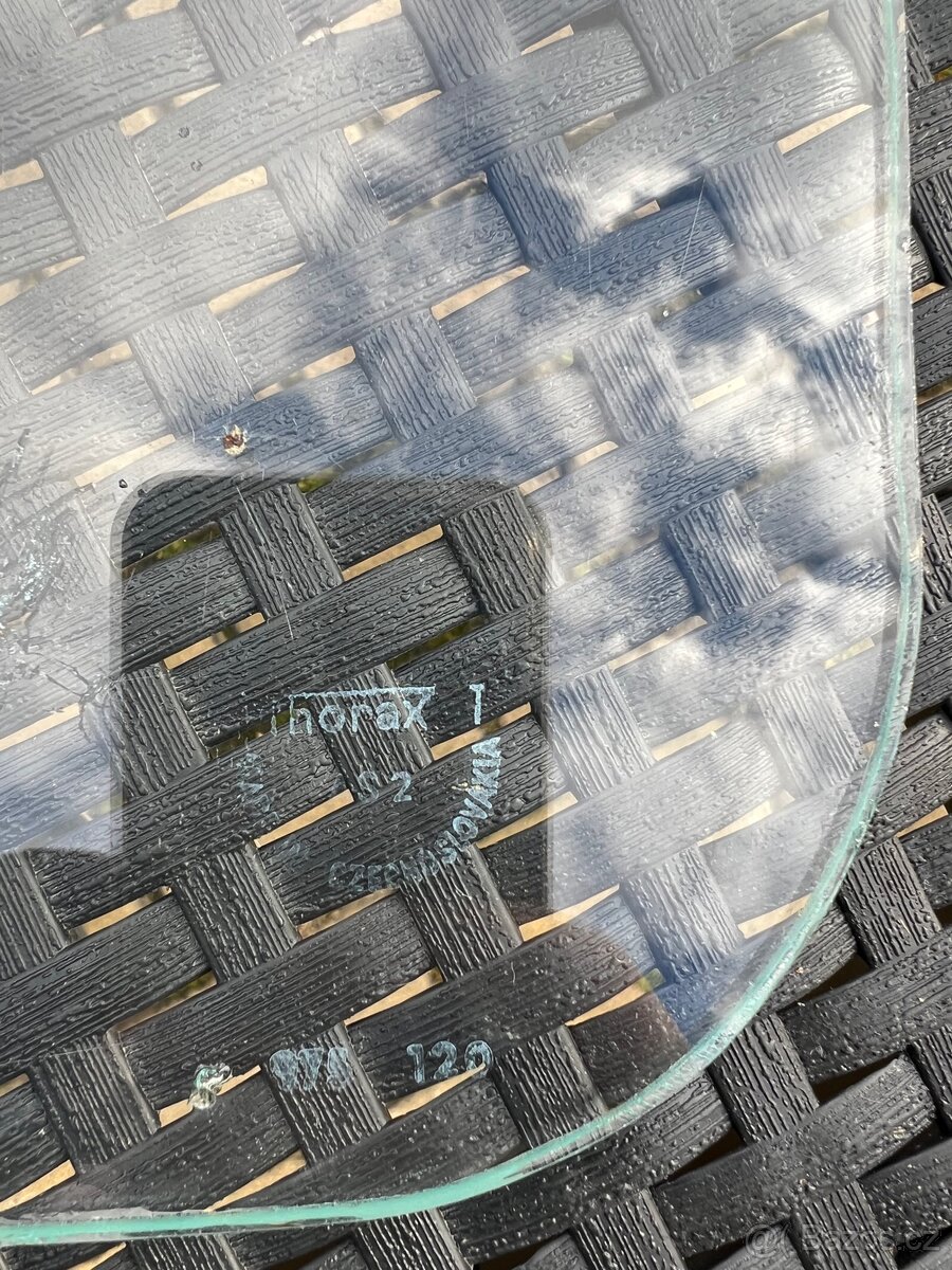 Prodám čelní a zadní sklo kabiny Praga V3S - 2