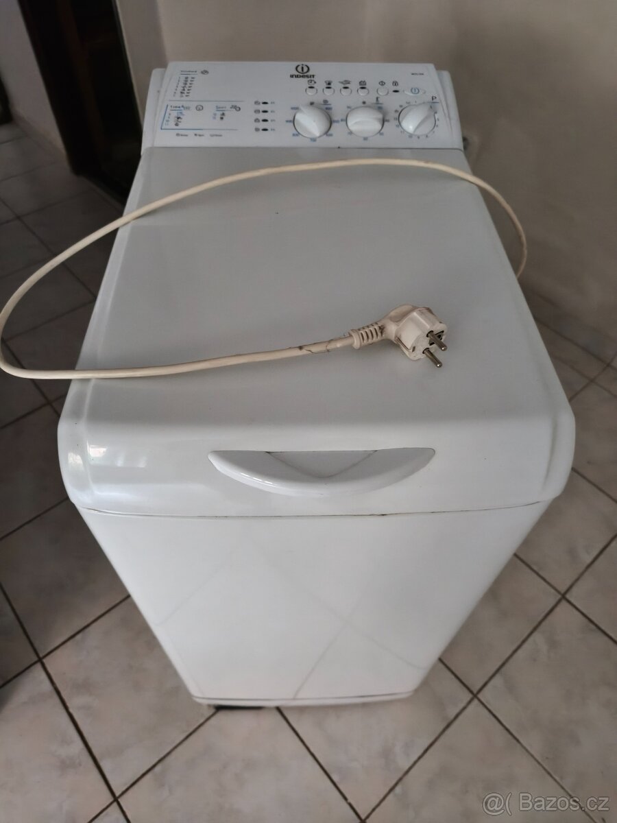 Vrchem plněná pračka Indesit - 2