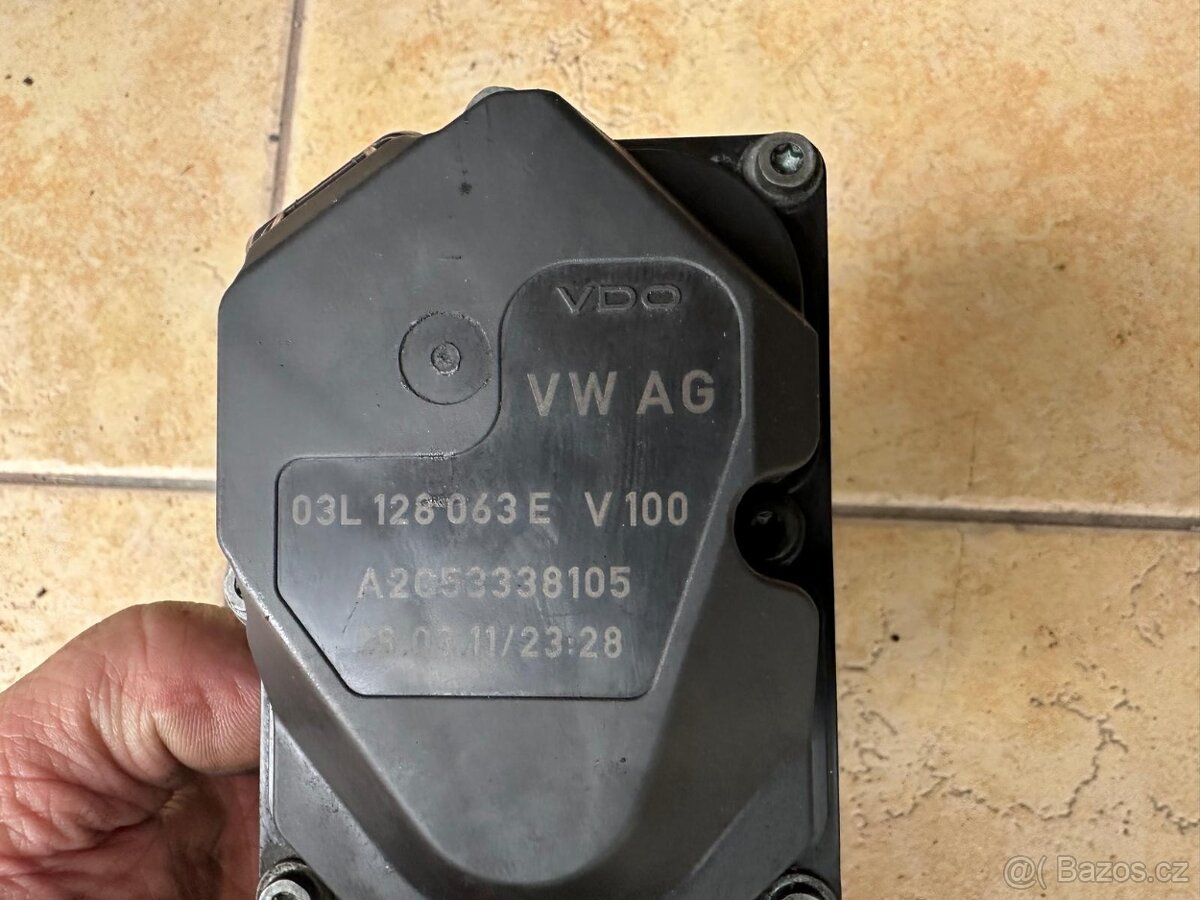 VW Škoda SEAT Audi 2.0 TDI škrtící klapka 03L128063E - 2