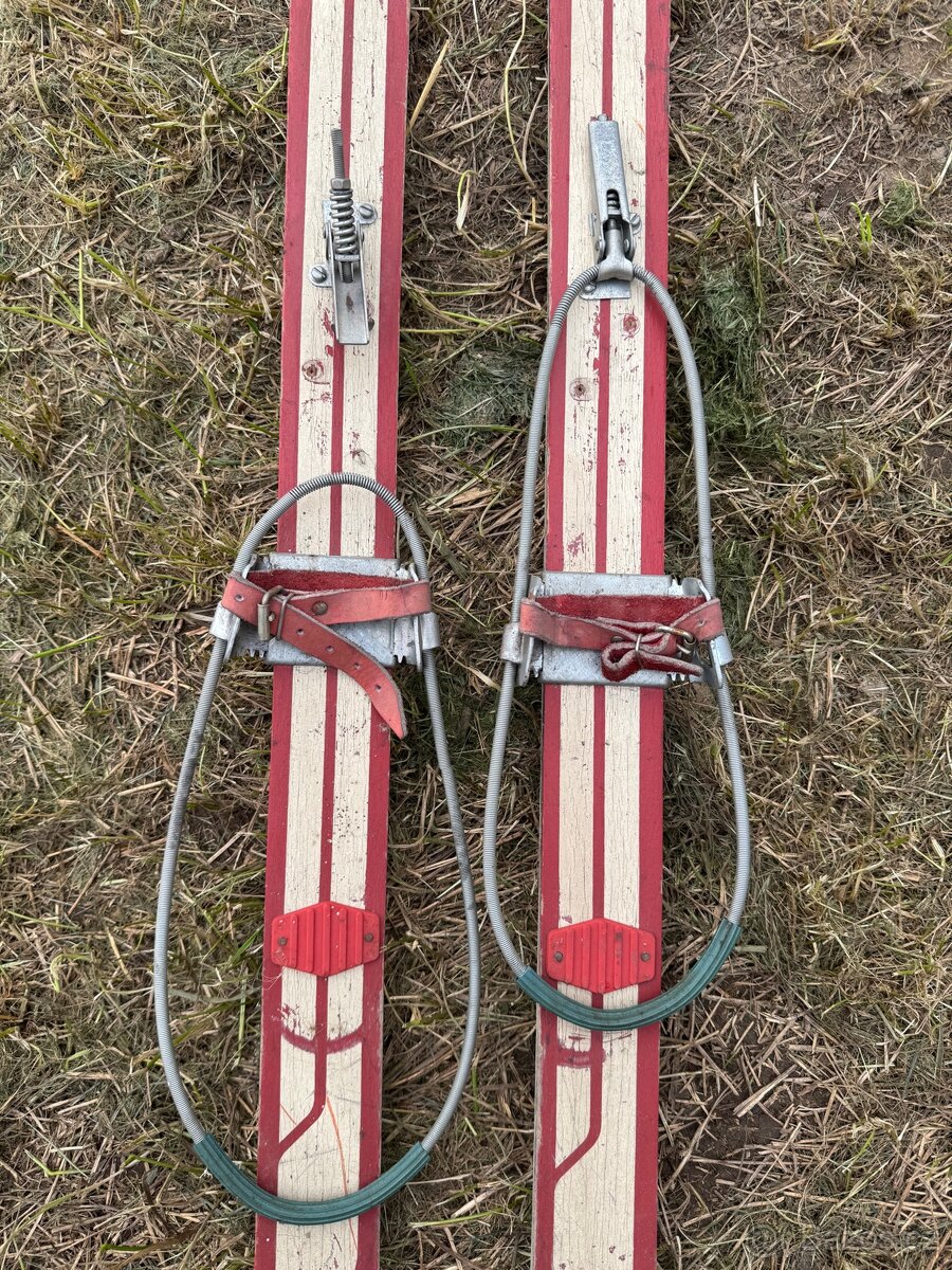 Staré retro dřevěné lyže - 2