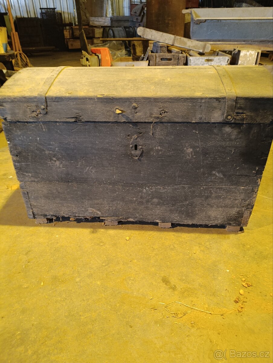 Stará dřevěná truhla - 2