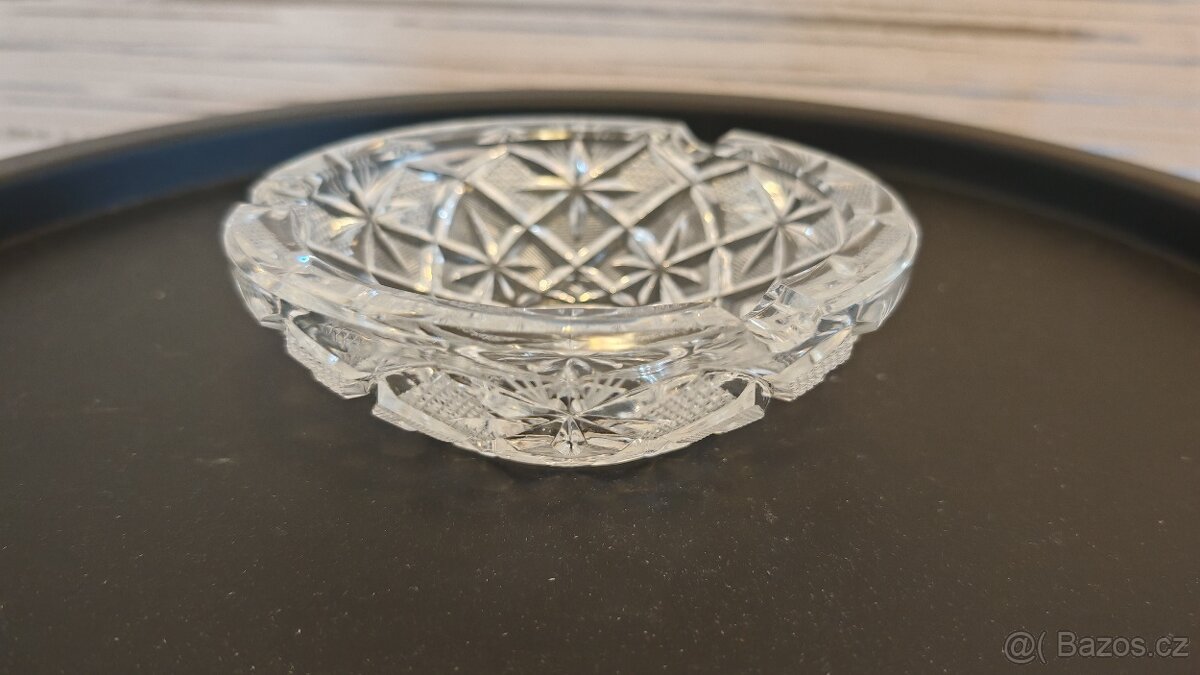 Popelník z českého broušeného křišťálu. - 2