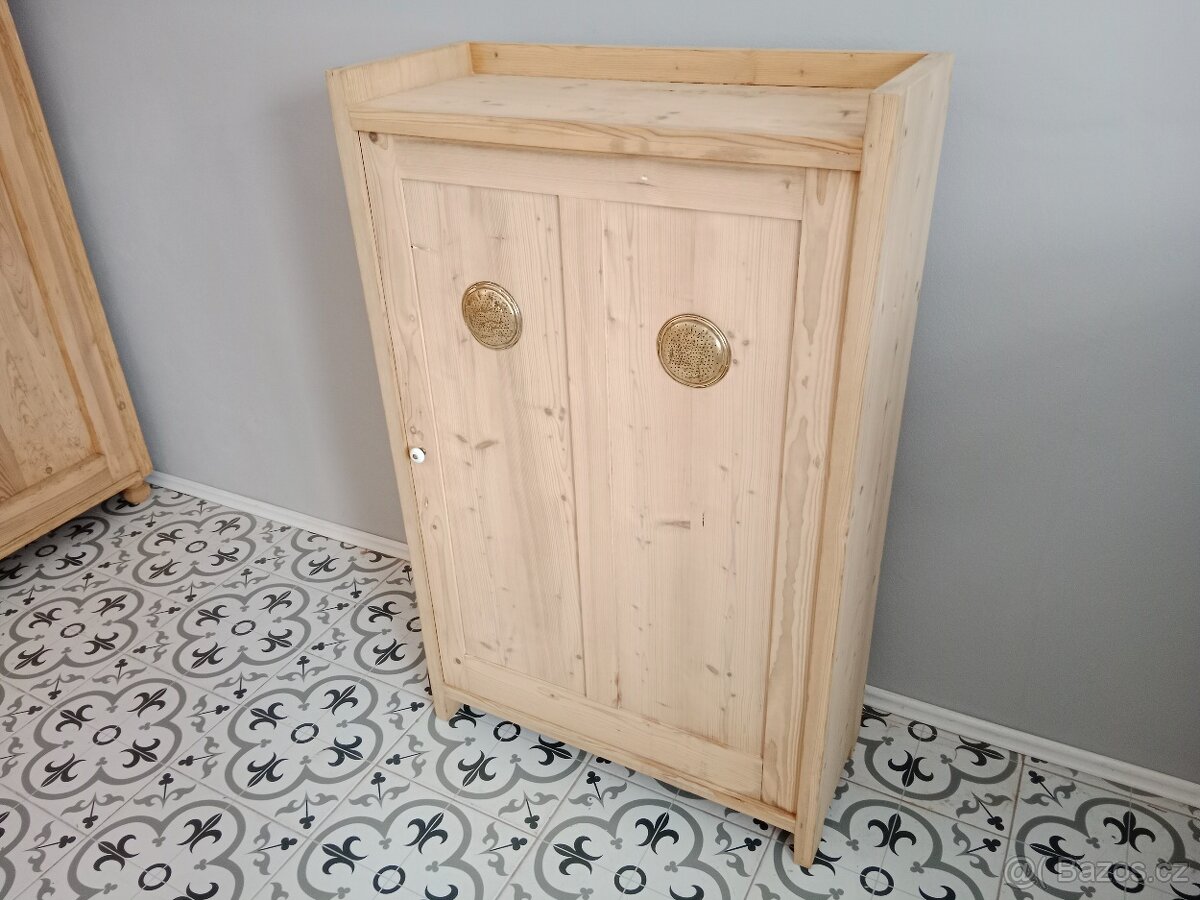Stará skříňka, potravinka po renovaci - 2