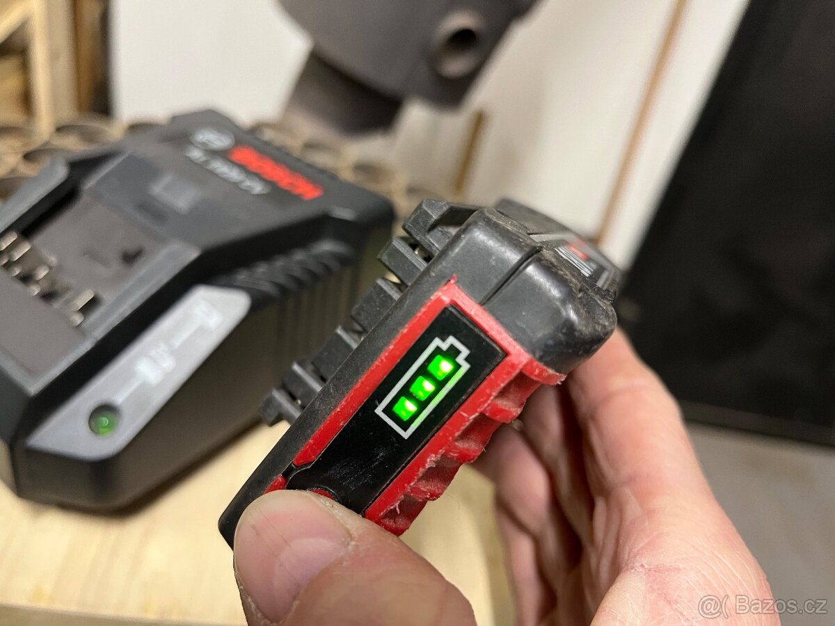 Bosch nabíječka s aku 18v - 2