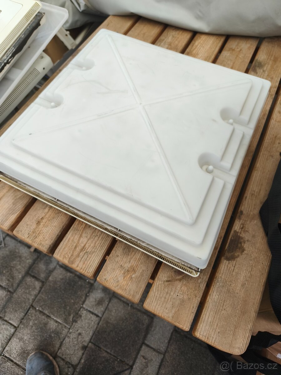 Střešní okno do karavanu - 2