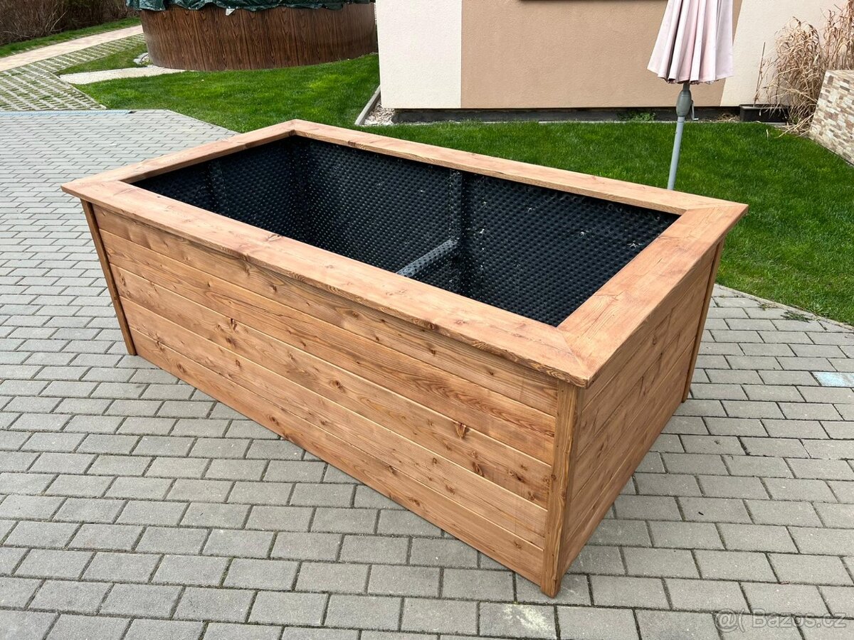 Vyvýšený záhon ze SIBIŘSKÉHO MODŘÍNU - 2