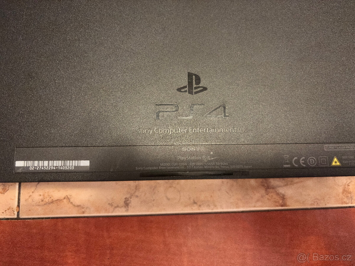 PS4 + 3 ovladače - 2