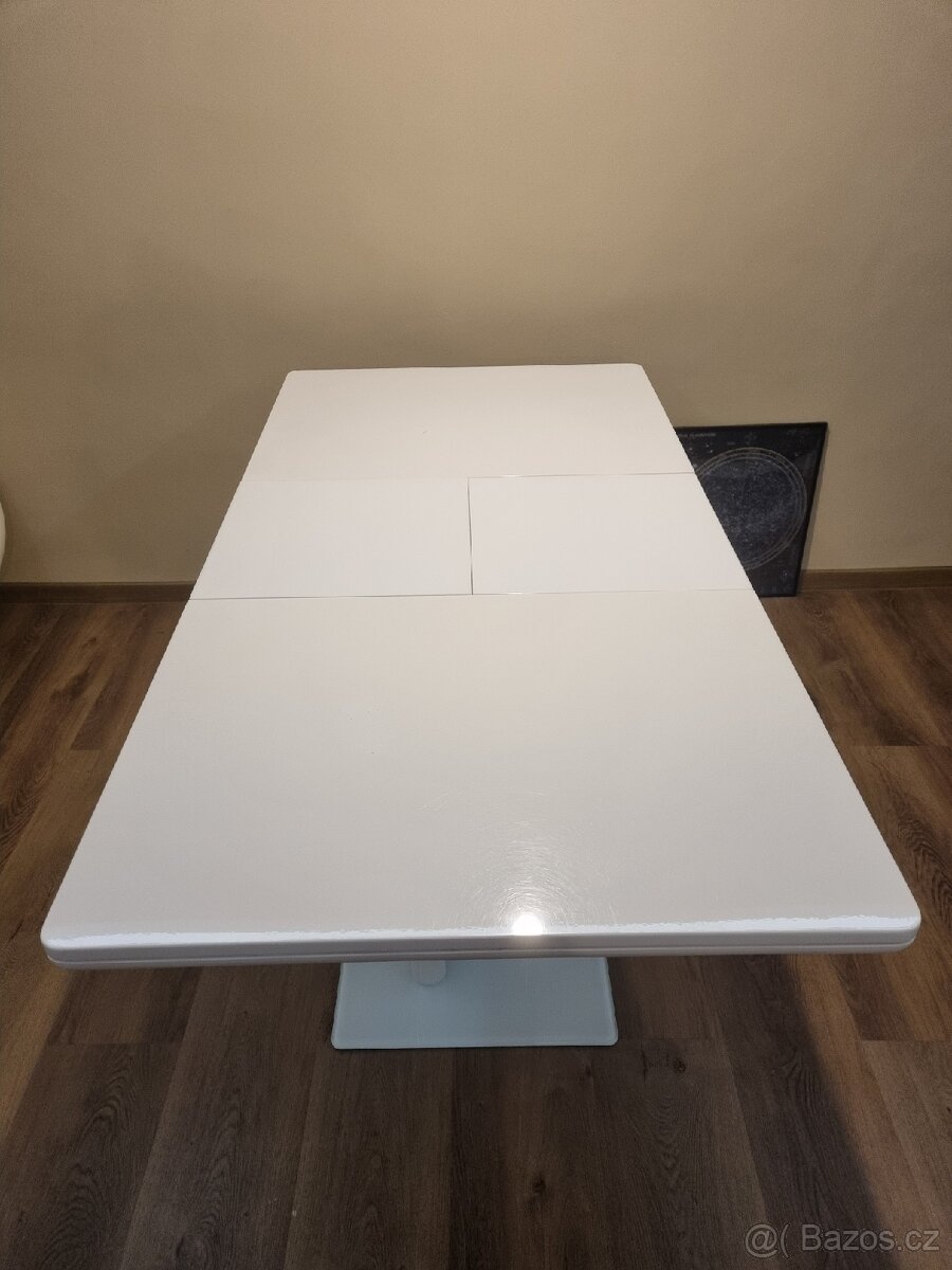 Bílý jídelní stůl - 2