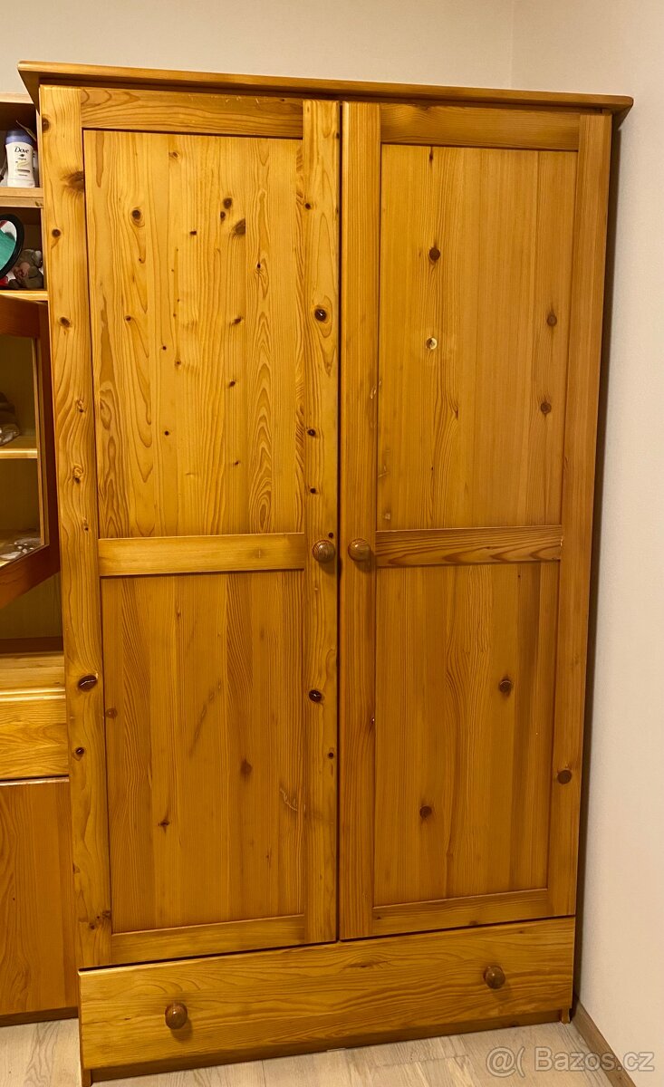 Šatní skříň z masivu - 2