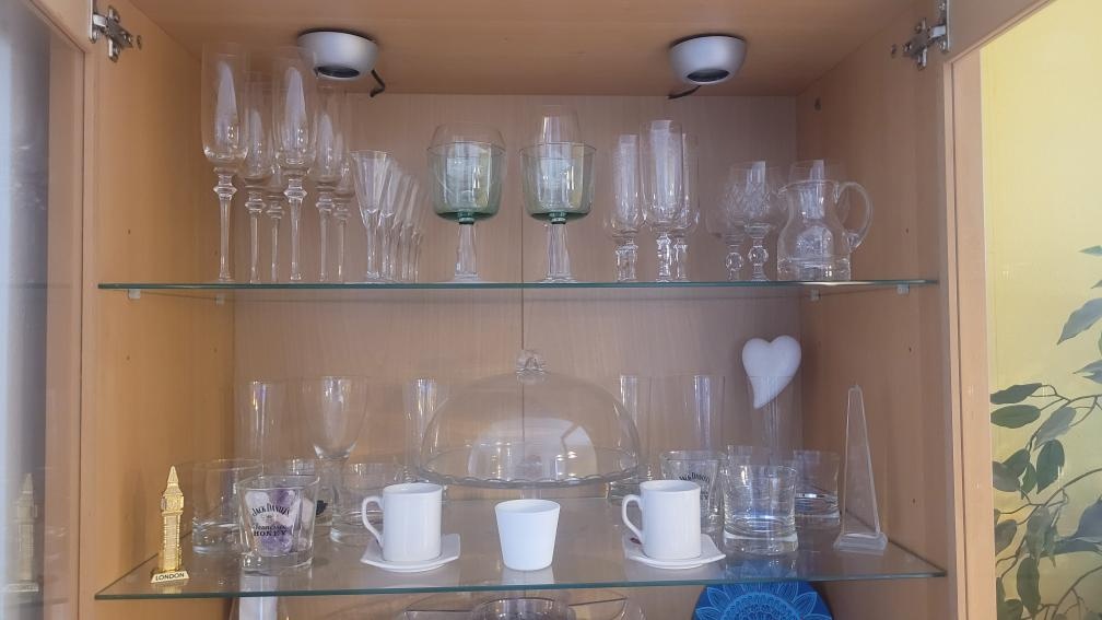 Prosklená skříň Ikea - 2