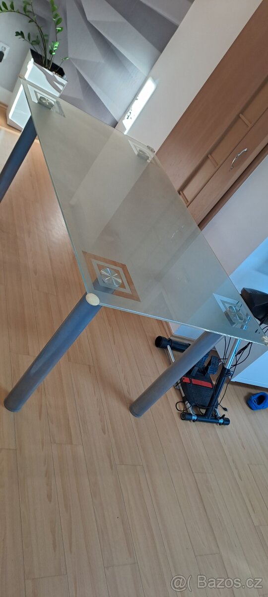 Velký skleněný stůl - 2