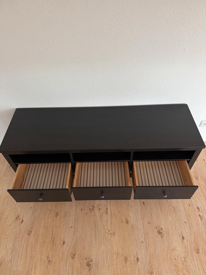 Prodám dřevěný V stolek IKEA Hemnes - 2