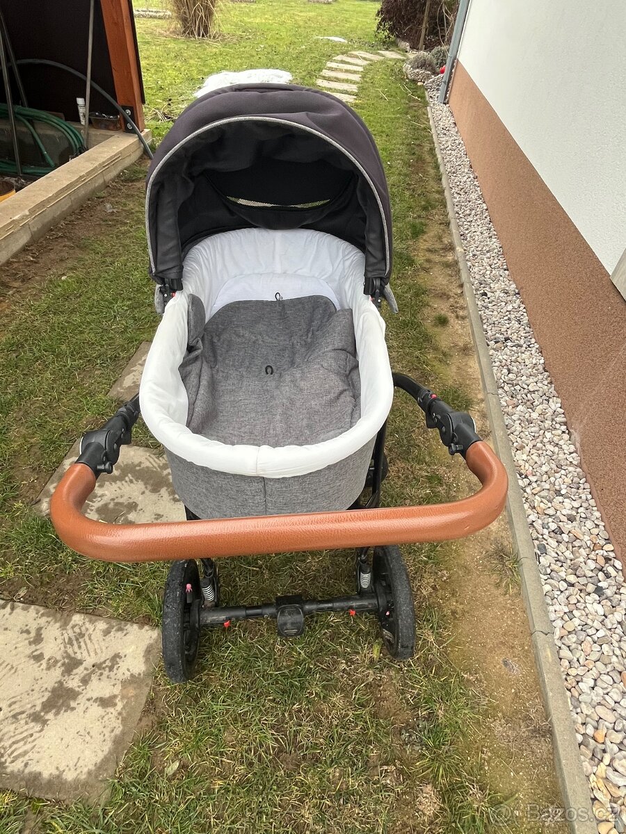 Kočárek a autosedačka - 2