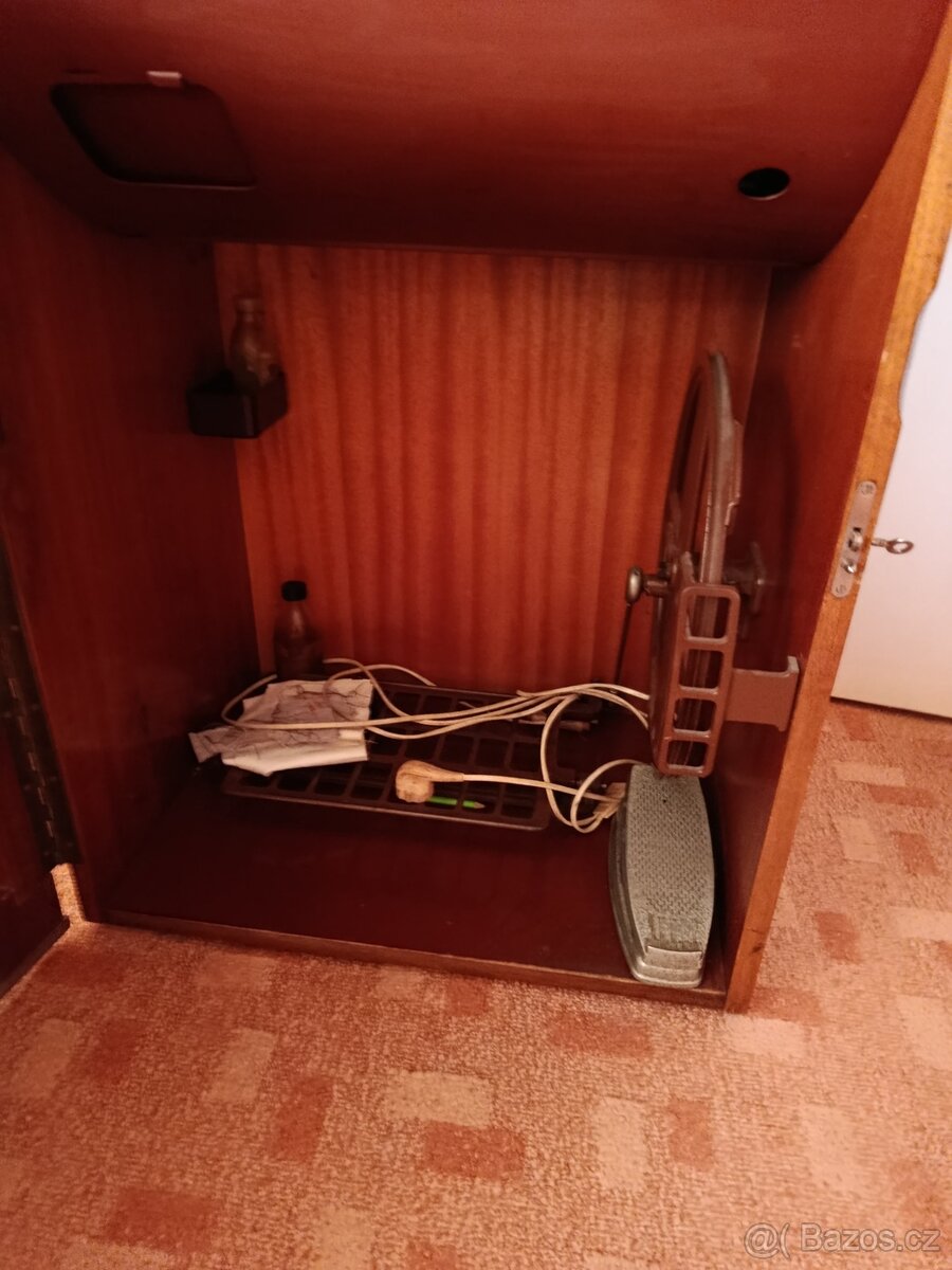 Šicí stroj - 2