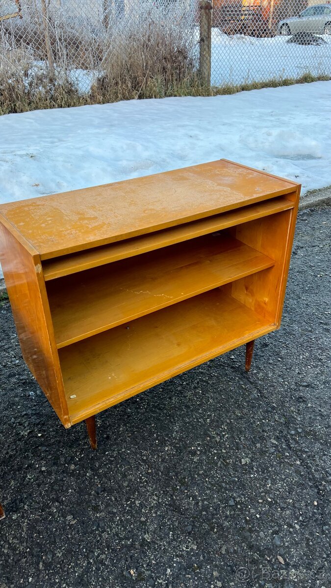 Stará komoda a stolek - 2