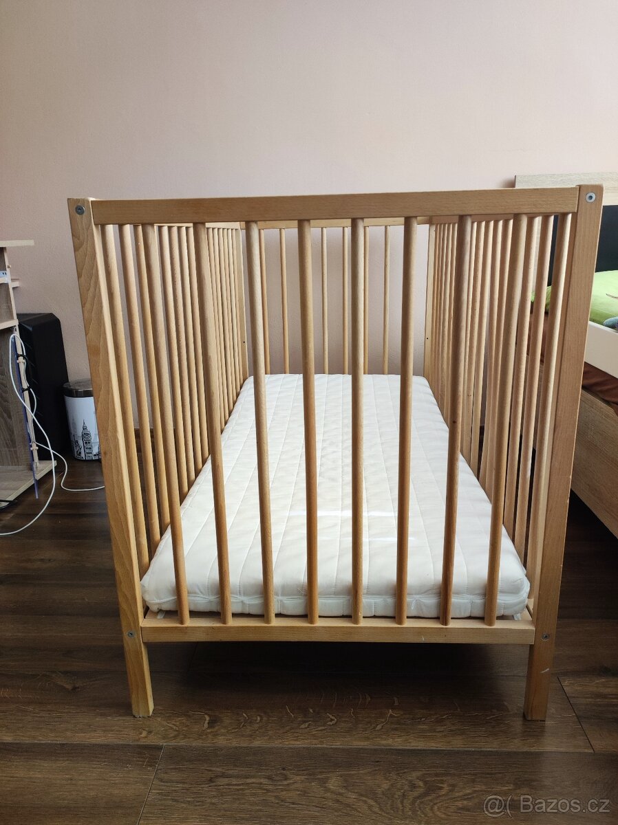 Dřevěná postýlka IKEA SNIGLAR + matrace + prostěradlo - 2