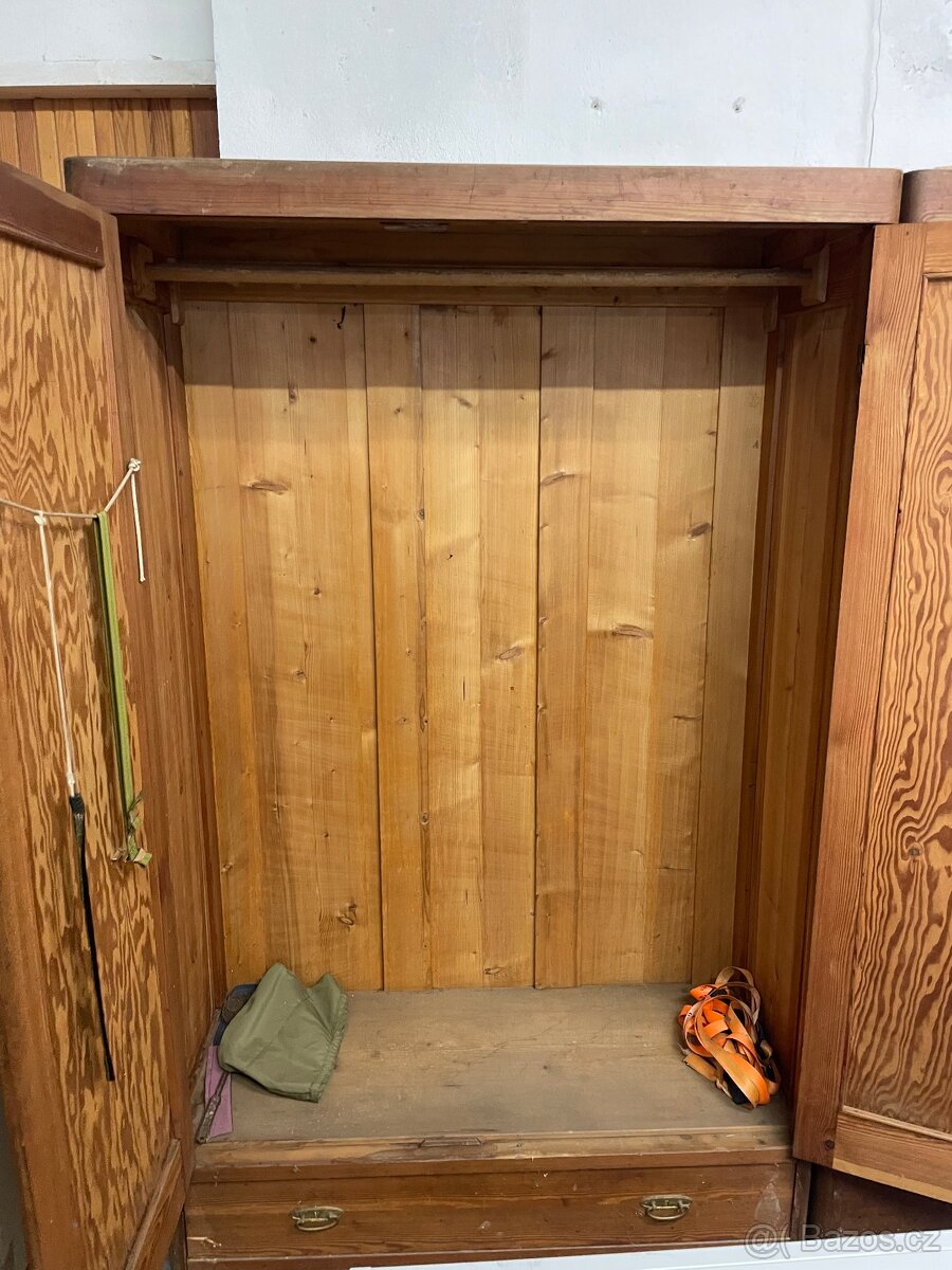 Starší skříně na šaty na chatu - 2