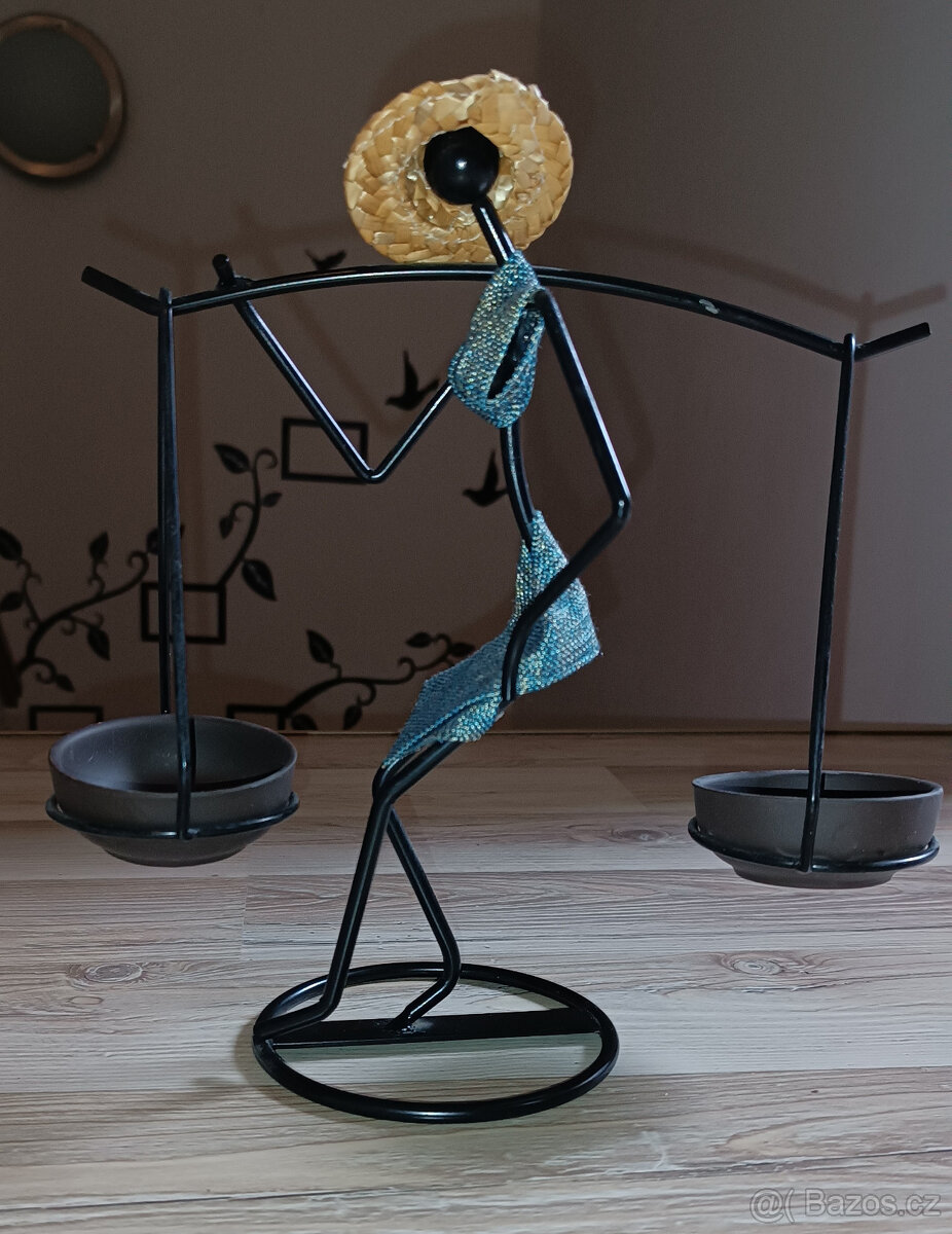 Dekorační kovový svícen Africká žena s kloboukem - 2