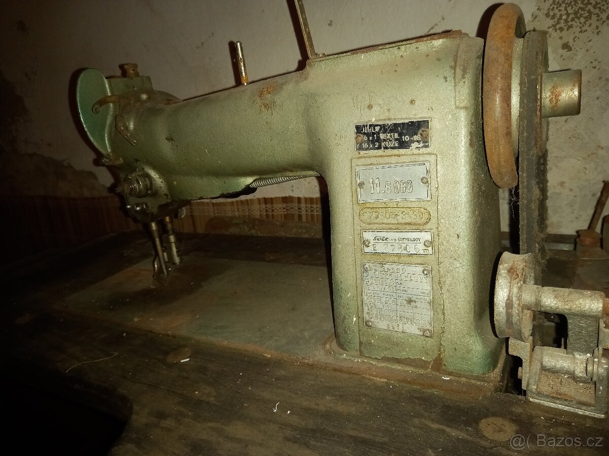Průmyslový šicí stroj SVIT Gottwaldov (1958) - 2