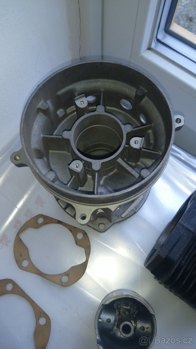 Válec, píst, karter, MF70 - 2