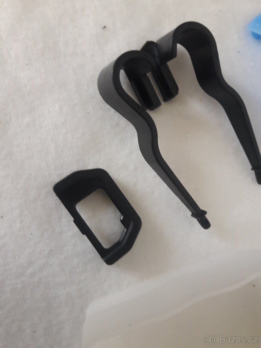 Krytka objektivu, popruh, clona, difuzer, očnice.. - 2