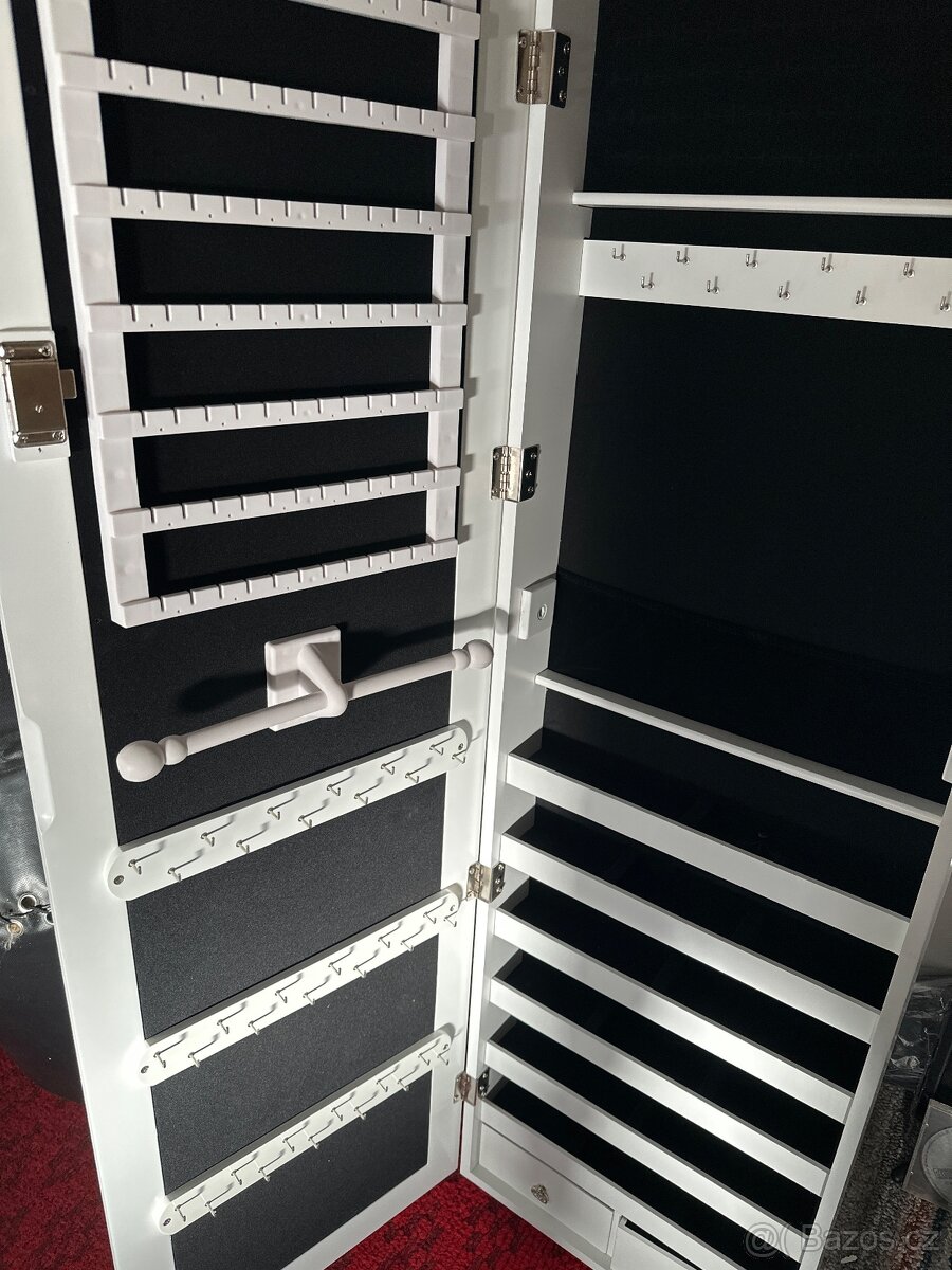 Nástěnná šperkovnice se zrcadlem a světlem - 2