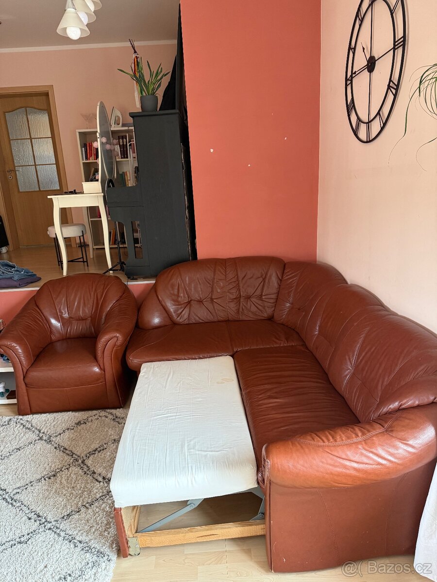 Kožený rozkládací gauč a křeslo - 2