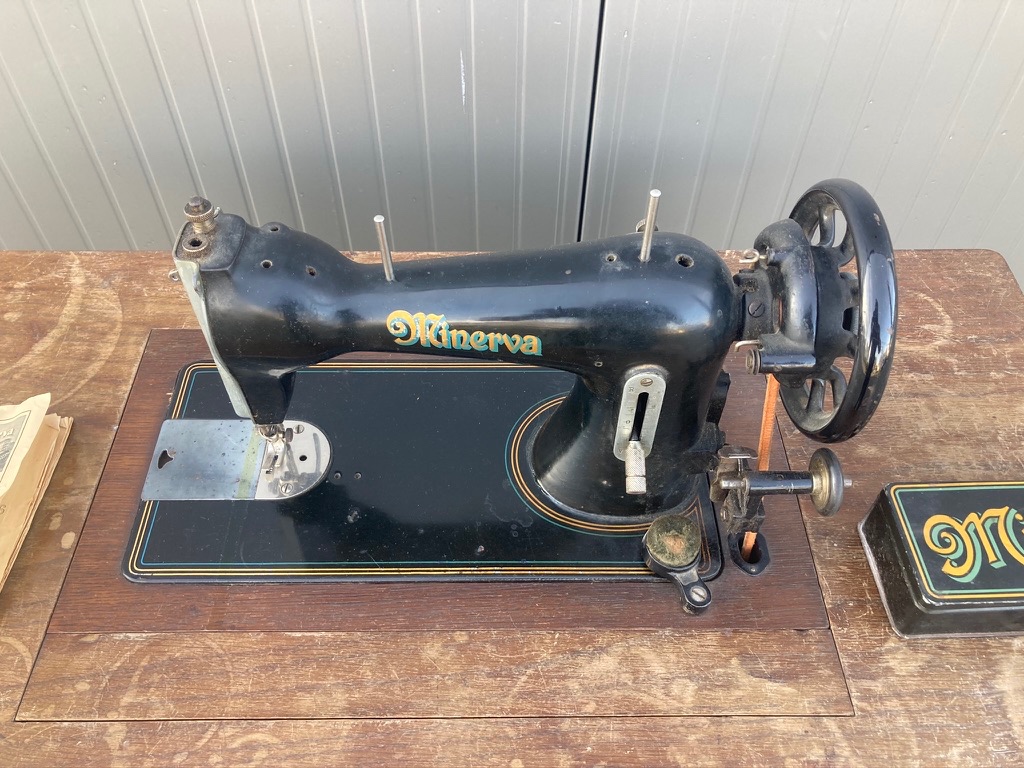 Starožitný šicí stroj Minerva - 2