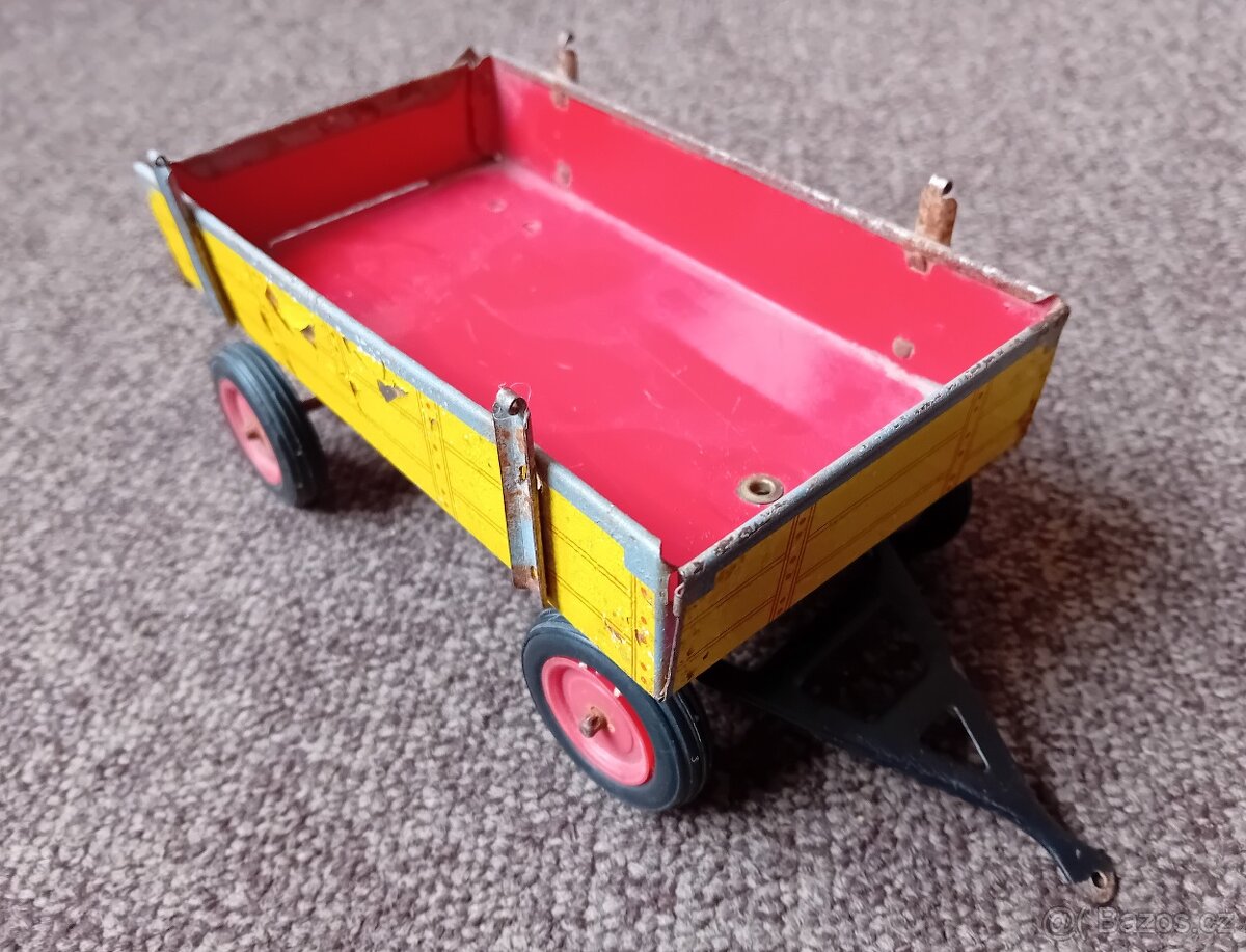 Stará plechová traktorová vlečka nerestaurovaná - 2