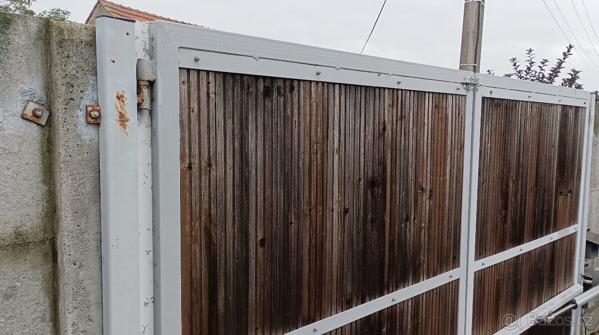Kovová dvoukřídlá vrata, brána s dřevěnou výplní a pohonem - 2