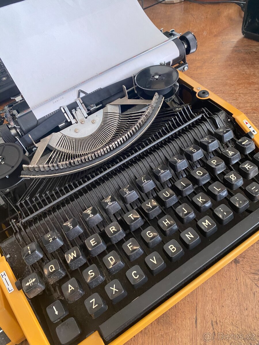 Kufříkový psací stroj - 2