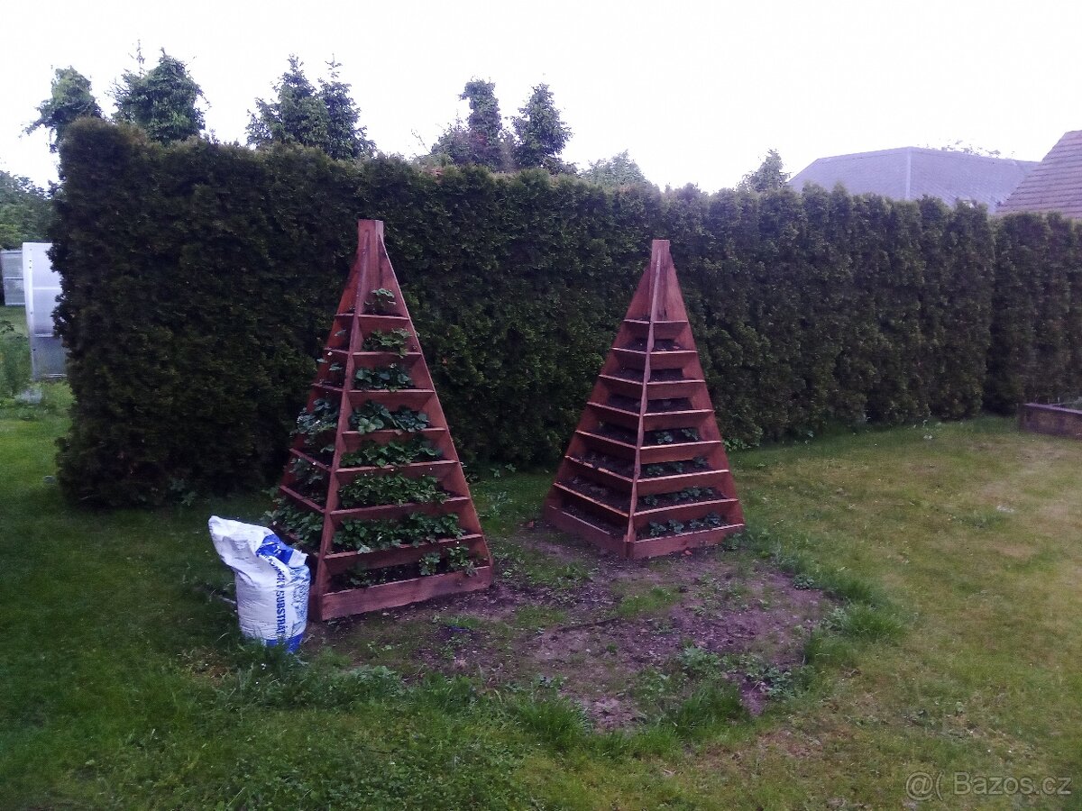 Vyvýšený pyramidový záhon - 2