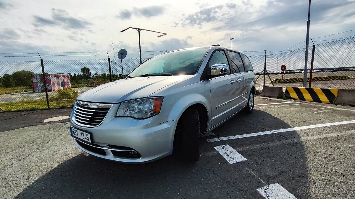 Chrysler Town & Country 3.6 V6 2012, 7 míst, Netflix - 2