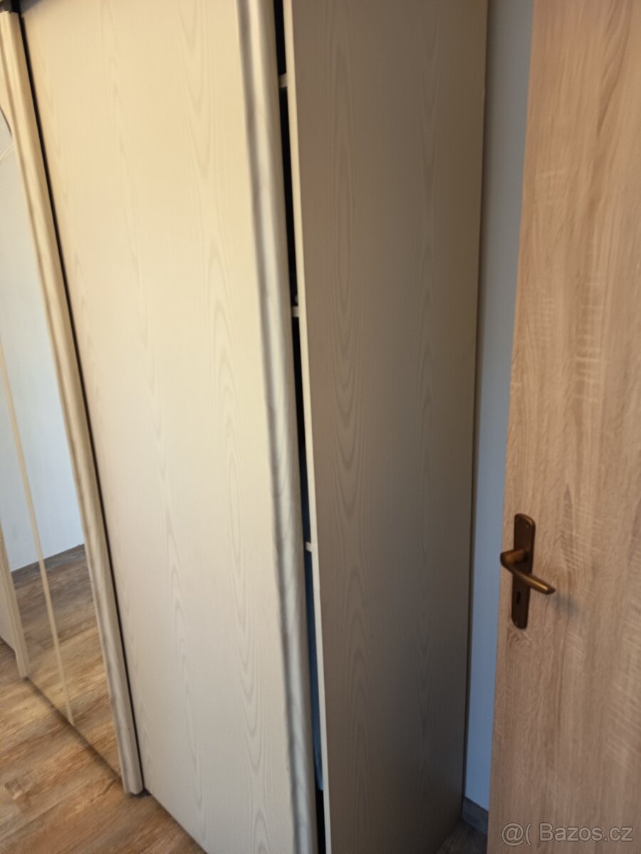 Velká šatní skříň se zrcadlem - 2