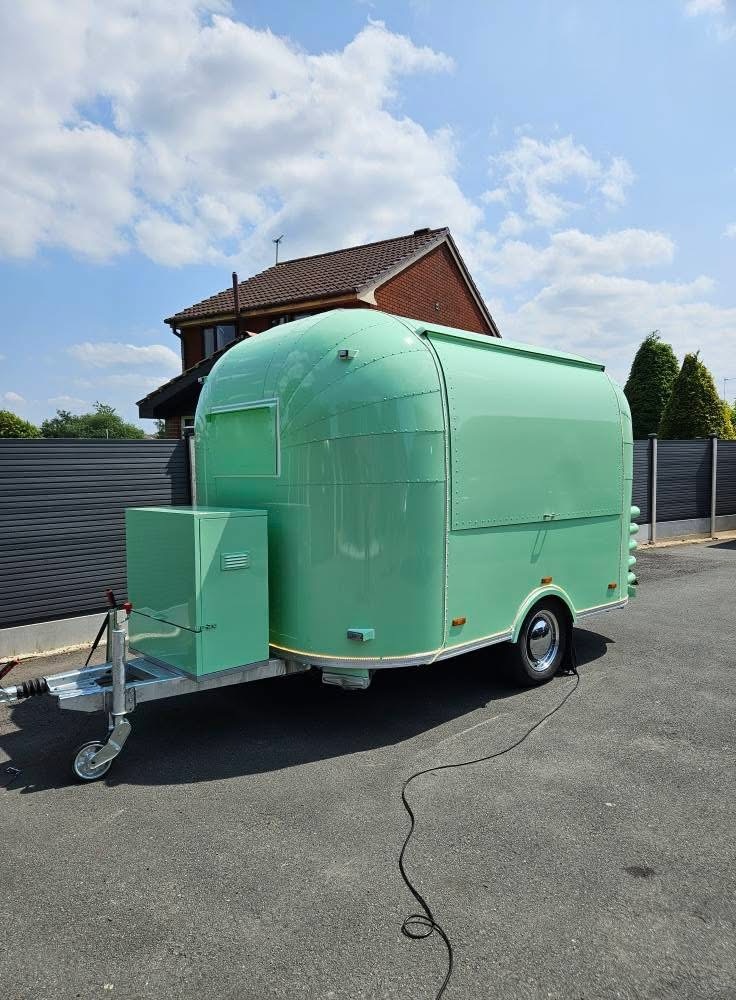 Food truck gastro přívěs v stylu Airstream 350 cm - 2